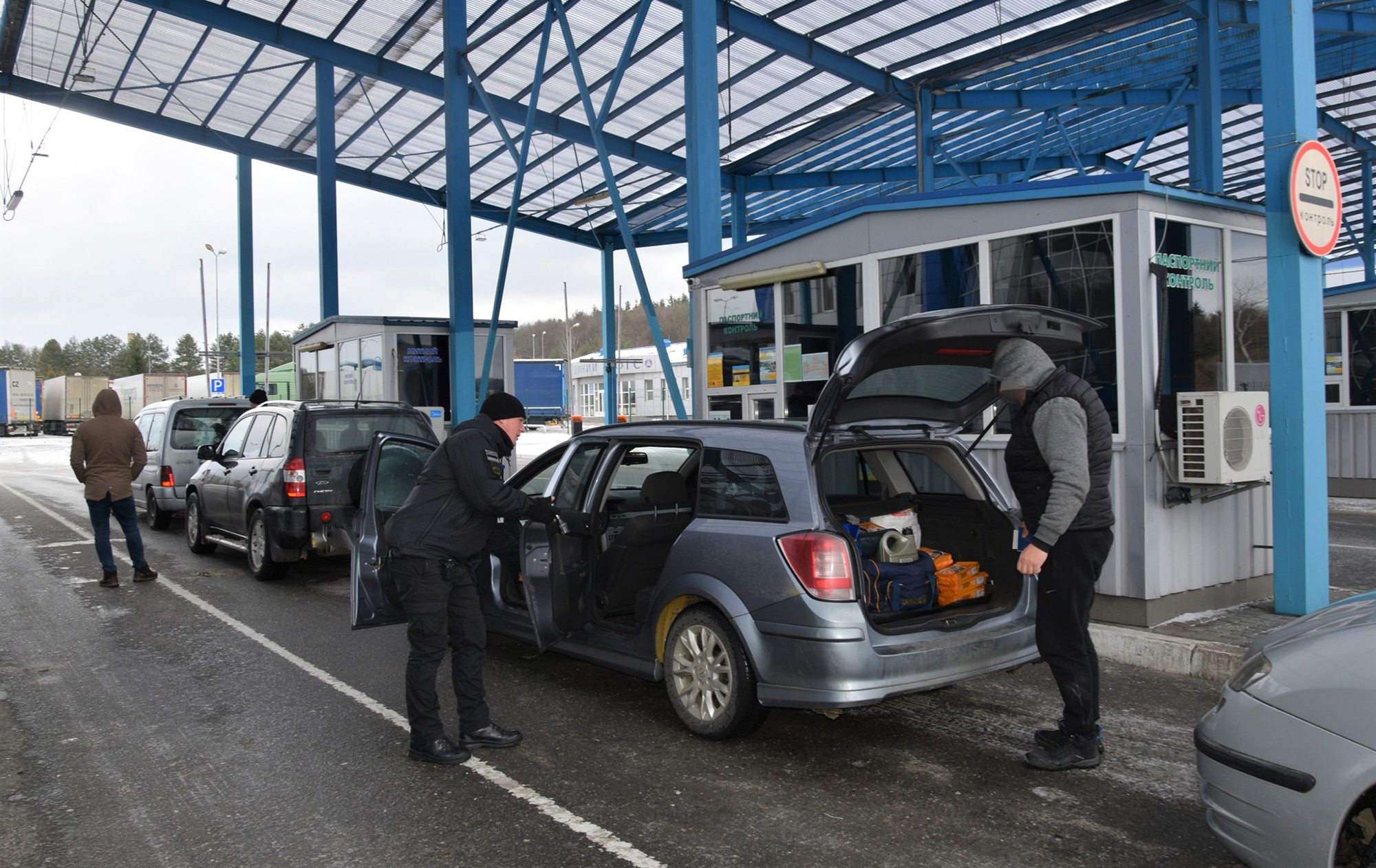 Які речі заборонено везти з України за кордон: митні правила